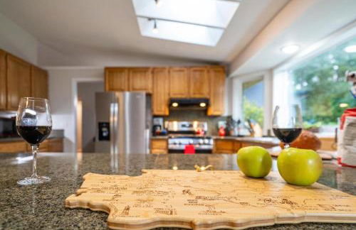 Large Family-Friendly Home on NW Side - Dogs OK - Foto 23