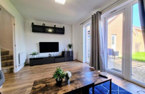 Spacious 4BR House Sleeps 8 with Free Parking, Contractor Friendly, Near Basildon Hospital & London Links - Foto 3