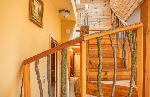 Cozy 2BR cabin near beach with deck fireplace. - Foto 10