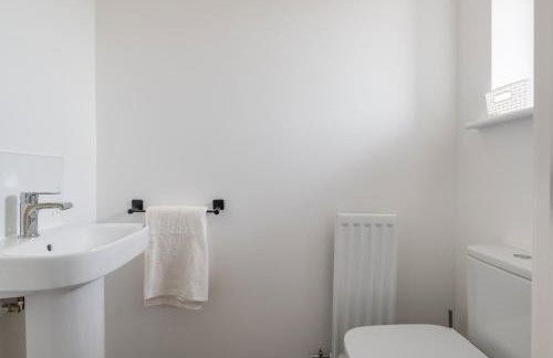 Spacious Milton Keynes Townhouse 2 Designated Parking Spaces Near Centre MK, MK Bowl, Universal Studios & Transport Links Ideal for Families & Contractors - Foto 14