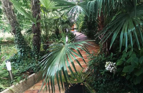 Secret Garden Apartment with private parking space - Photo 32