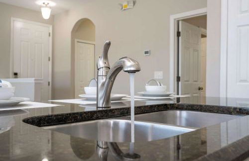 4BR Lakefront - Themed Rooms - Pool & BBQ! - Foto 40