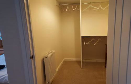 Comfortable 4BR stay in Bourne, Free Parking, Sleeps 7, Families & Contractors Welcome - Foto 18