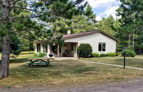 Fish and Hike Wooded Cabin 9 Mi to Lake Nebagamon! - Foto 3