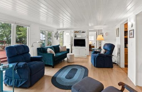 Cottage with Private Lake Access! Short distance to town - Foto 7