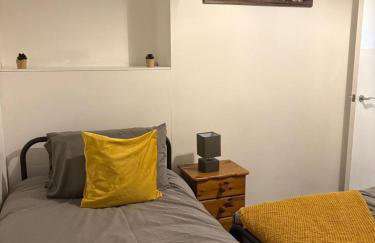 Charming 1BR Garden Retreat Near Downtown - Foto 8