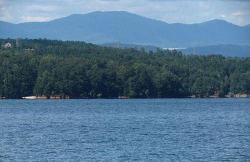 Lake front Keowee Condo with Balcony & Resort Amenities! 20 min to Clemson condo - Foto 45