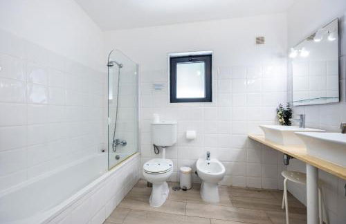 CoolHouses Algarve, Luz, 3 Bed villa, 1 bed studio, heated pool & jacuzzi, sea views, Casa Pequena - Foto 20