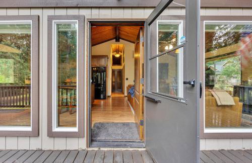 Chalet Seraphina - Cozy Pet Friendly Hot tub - Photo 7