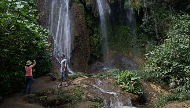Photo à côté d'une cascade dans le parc Guanayara