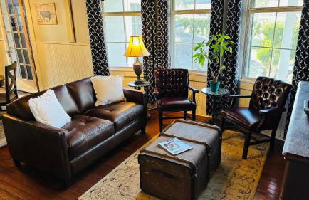 Kingsby Farmhouse - 1BR with 2 Queens & Mountain Views - Photo 7