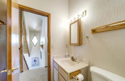 Fire Pit and Wraparound Porch Munds Park Cabin! - Foto 16