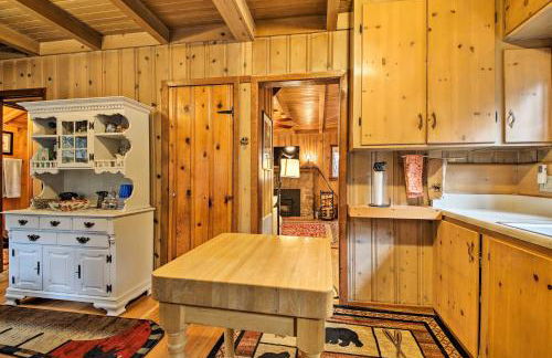 Vintage Snow White Cottage about 2 Miles to Village! - Foto 11