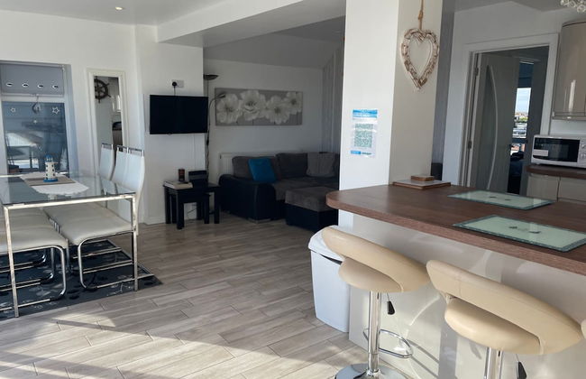 Contemporary Beachfront Bungalow With Direct Access to the Sea - Foto 6