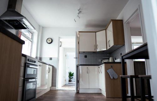 Large 4 BedroomProperty driveway and 3 bathrooms - Photo 13