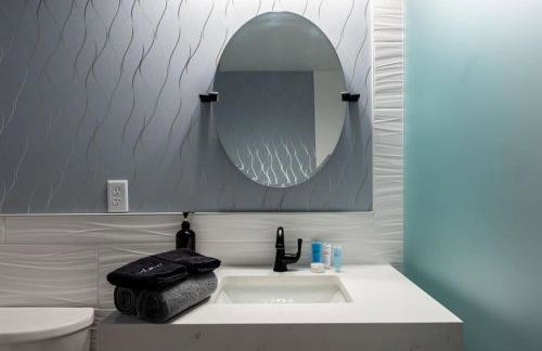 2BR Haven: Remodeled Gem! - Foto 2