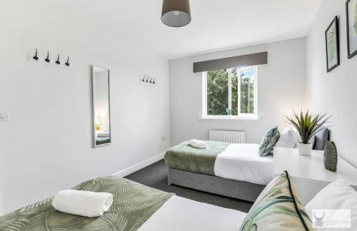 Modern 4-Bedroom Gem Family & Business Friendly - Foto 26