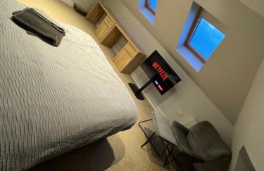 Spacious 2BR Apartment - Sleeps 4 - Parking & Pets - Coast Serviced Apartments - Enquire for Trade & Long stays - Photo 3