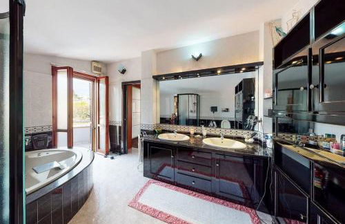 Villa con piscina e giardino a due passi dal mare. - Foto 12