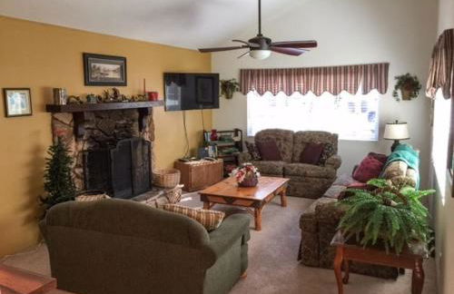 Spacious cozy chalet huge deck over seasonal creek - Foto 14