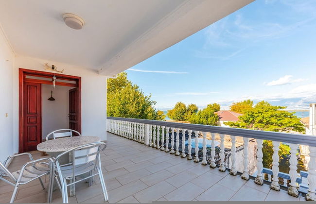 Authentic Lake View Apartment - Photo 4