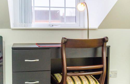 Exquisite 2-Bedroom Penthouse-Sleeps 7-Free Parking with Workspace & High-Speed WiFi - Foto 14