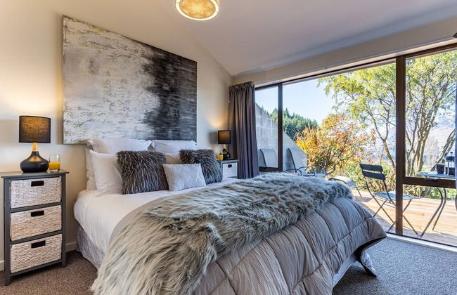 Amazing Lake View Spacious Townhouse with Parking - Photo 6