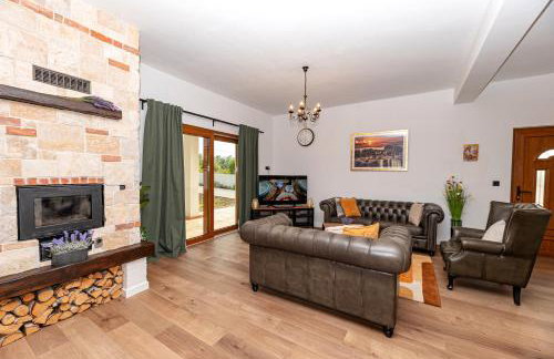 Villa Pietro with a heated Saltwater pool - Photo 57