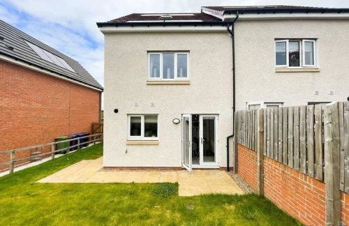 3BDR House By Vista Stays Short Lets & Serviced Accommodation Glasgow Scotland With Driveway Parking and PS4 - Foto 6