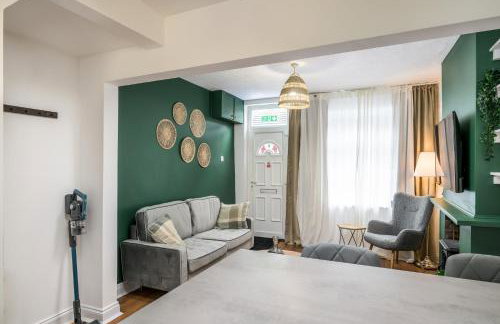 Vale House By EDEN Accommodation - 2 Bedroom Whole House, Sleeps 4 - NEWLY RENOVATED - Foto 38