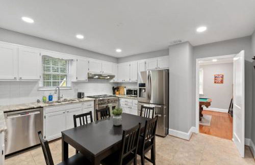 Stately 5BR Historic Retreat - CozySuites - Foto 27