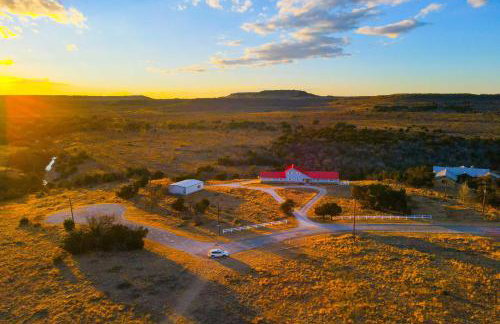 Spacious Getaway about 12 Acres, Views, and Hot Tub! - Foto 41