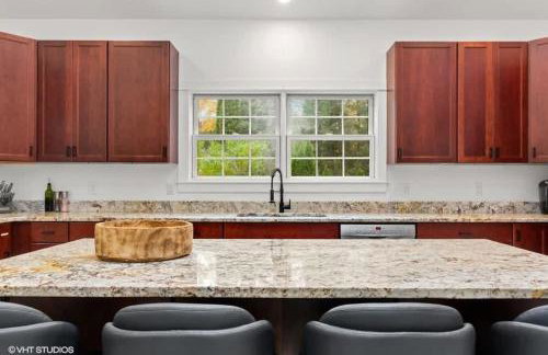 The Dakota by Juniper Holiday + Home - Photo 11