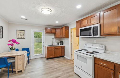 Elm Two Bedroom House in Historic Loveland - Photo 3