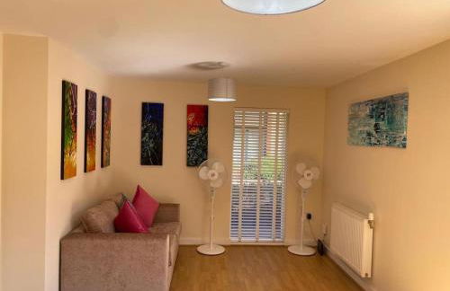 Homely & Warm Trumpington House w Parking, 5 mins drive to Bio Medical Campus, Addenbrooke's & Papworth hospitals - Foto 4