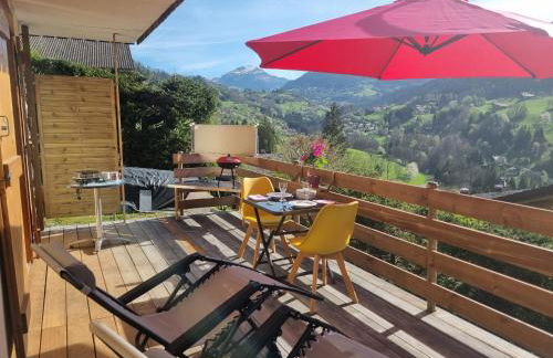 Private terrace, cosy appartement, ideal couple, bbq,relax, welcome, near La Clusaz, Grand Bornand, Annecy and lake, many sports and entertainment activities summer and winter - Foto 3
