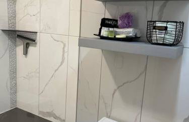Modern Studio Basement with Private Entrance - Foto 16