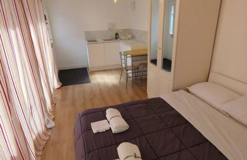 Self Contained, Double Bed Studio, private kitchen, private Bath, Walking distance to Harry Potter - Foto 10