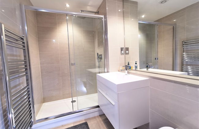 Spacious Double Room with en-suite - 1b - Photo 10