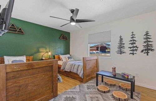 Walk to GC Train Depot and Route 66, king beds, game room, BBQ, firepit - Photo 18