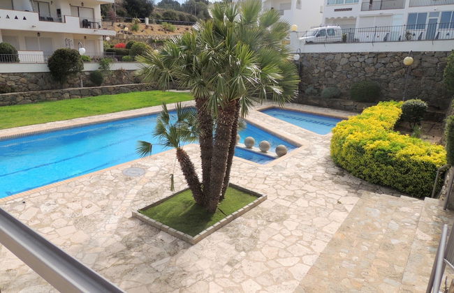 Apartment by Roses Beach With Pool - Photo 14