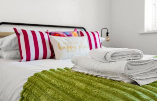 Stylish Innsworth home with garden & parking - Photo 12