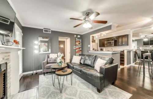 1BD Condo Pool South Irving I40 - Foto 1