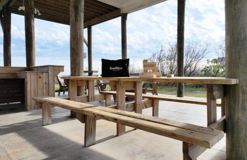 Beachfront 4BR - Tiki Bar, Yard Games, Pet-Friendly - Foto 4