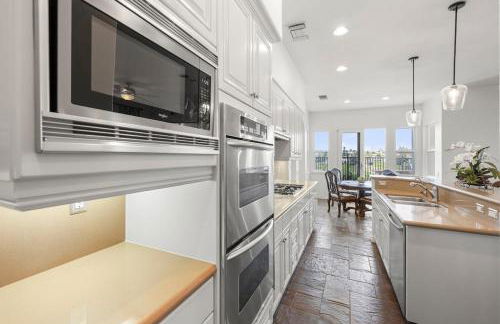 Spacious Luxury home in Gated Community with Resort Pool & Scenic Views - Photo 15