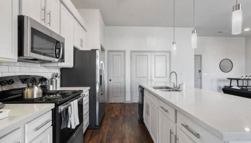 Modern Austin 2BR 2B Unit with Pool, Parking & WiFi - Photo 4, stove, dishwasher, pet friendly, toaster