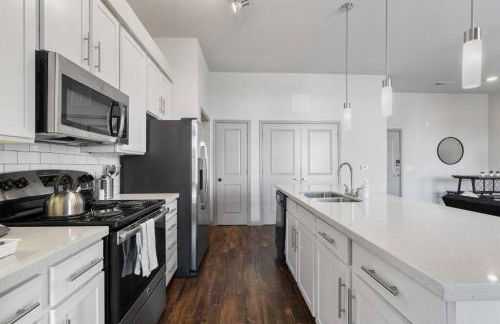 Modern Austin 2BR 2B Unit with Pool, Parking & WiFi - Photo 4