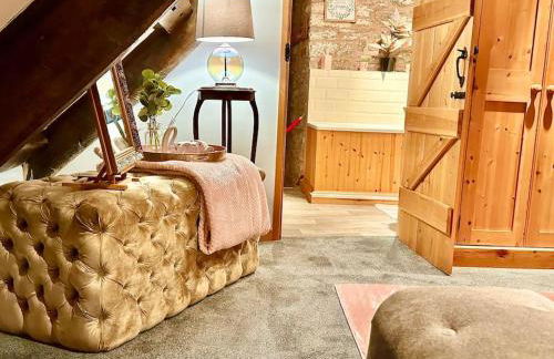 16th Century Farm House,6 Beds,5 BATHROOMS,SLEEPS 15,BBQ,HOT TUB,CINEMA ROOM WITH SURROUND SOUND,With Cymru Holidays - Foto 32