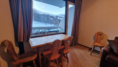 "Miramonte" appartement avec terrasse vue montagne et parking privatif sous-sol, à proximité immédiate des pistes, cœur de Vars les Claux, secteur point show avec commodités et piscine chauffée de plein air - Foto 4