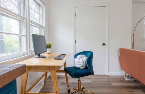 Retro Retreat: 1br home w/ WFH desk, livingroom, and fire pit - Foto 23